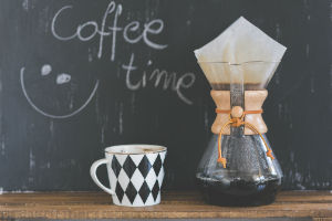 Taza con cafetera chemex
